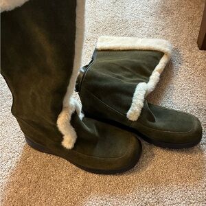 AEROSOLES Dark Green Winter Boots with White Trim